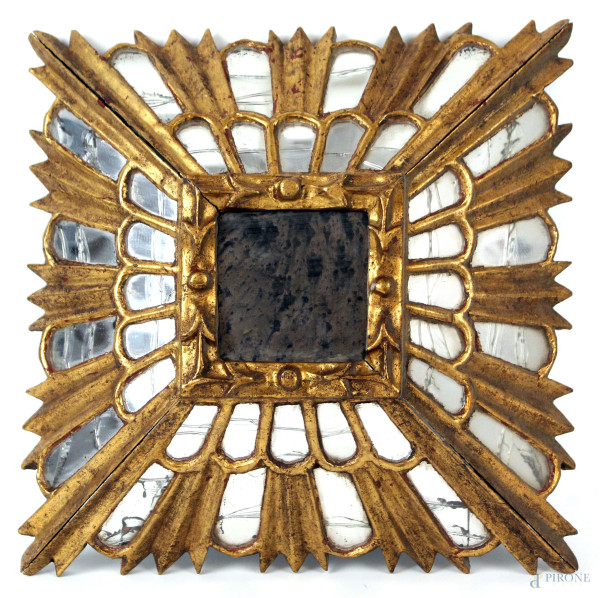 Specchiera in legno intagliato e dorato, XX secolo, cm 30,5x30,5, (difetti).