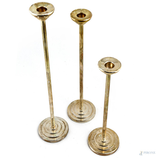 Lotto di tre candelieri in argento 925/000. Argentiere Cleto Munari, altezza massima cm 43, peso ...
