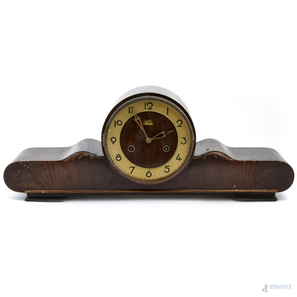 Orologio da camino in noce, FM Sonneberg, Germania, metà XX secolo, quadrante circolare a numeri arabi in metallo dorato, cm h 22,5x58x1 , (difetti, vetro mancante, meccanismo da revisionare)