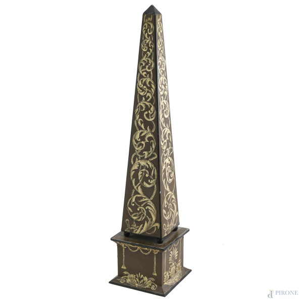 Obelisco in lamina di metallo, XX secolo, altezza cm 55, 5, (segni di usura, difetti)