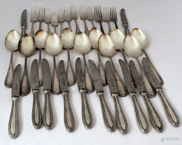Lotto di undici cucchiai, dodici coltelli, dieci forchettine e due da portata in argento, gr. 1500