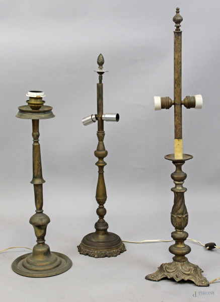 Lotto di tre lampade da tavolo in metallo argentato e dorato, altezza max cm 80, prima metà XX secolo.