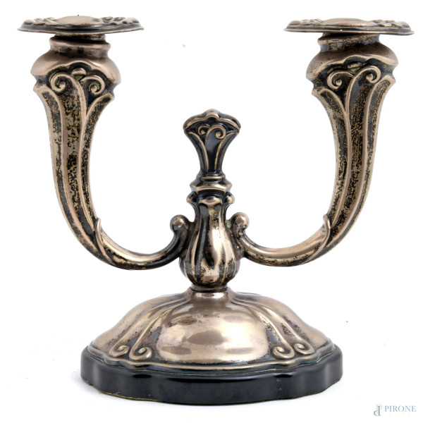 Specchio a tre ante in legno intagliato e laccato bianco e oro, verso rivestito in tessuto panna, cm  [..]