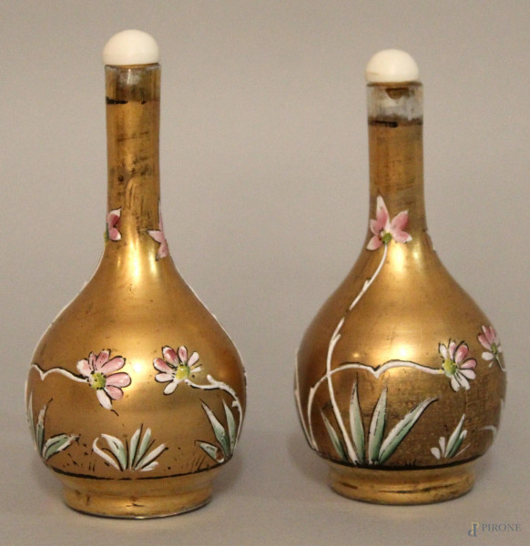 Coppia snuff bottle in vetro smaltato, h. 9 cm.