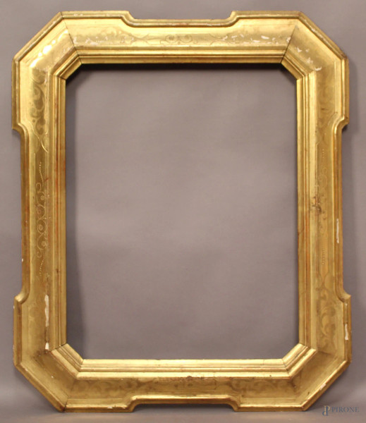 Cornice a guantiera in legno dorato e inciso, XIX secolo, misure specchio 70,5x55,5 cm, misure ingombro 93x78 cm.