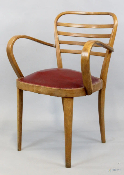 Sedia in noce, schienale a giorno, seduta imbottita e rivestita in pelle color bordeaux, altezza cm 83, XX secolo, (difetti)