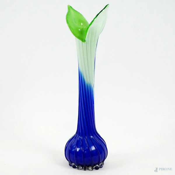 "Flora", vaso in vetro di Murano soffiato nei toni del blu e del verde, cm h 40.