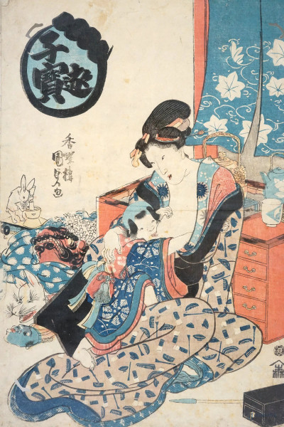 Donna che allatta, stampa a colori con iscrizioni e timbri, cm 37,5x27, Giappone, XIX secolo, entro cornice.
