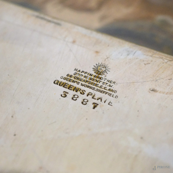 Lotto di tre oggetti in metallo argentato, h max cm 17,5, (difetti)