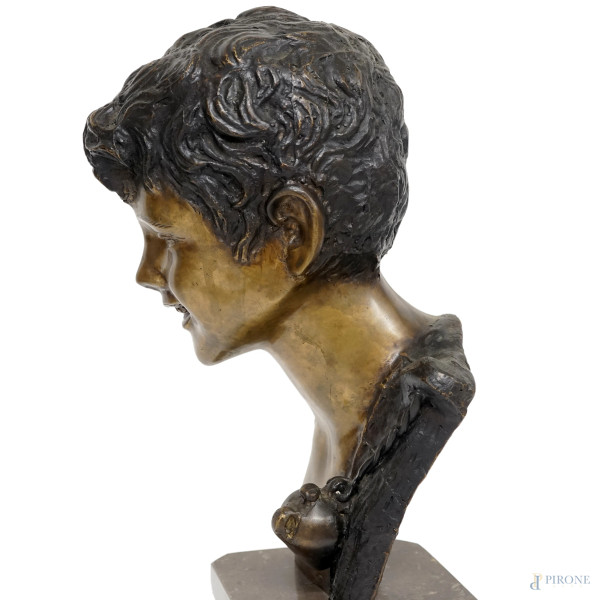 Scultura rappresentante uno scugnizzo, in metallo brunito, piedistallo in marmo, firmata De Marti...