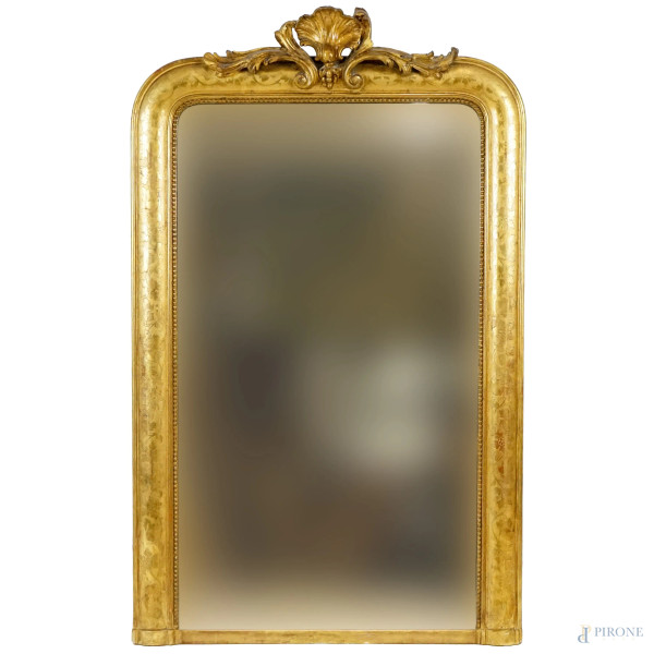 Specchiera di linea sagomata, Francia, XIX secolo, in legno dorato con cimasa intagliata a motivi floreali, misure ingombro cm h 131,5x81,5, misure luce cm h 111x61,5, (segni del tempo).