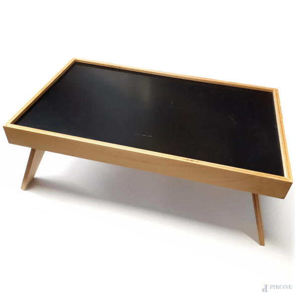 Vassoio da letto richiudibile in legno di faggio, XX secolo,  dimensioni chiuso cm 5x60x36, aperto cm 24x60x36