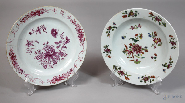 Lotto composto da due piatti in porcellana dipinta a decoro floreale, diametro max. 23,5 cm, Cina XIX secolo, (uno restaurato).