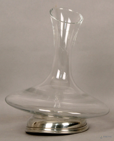 Decanter in vetro poggiante su base in metallo, altezza 27 cm.