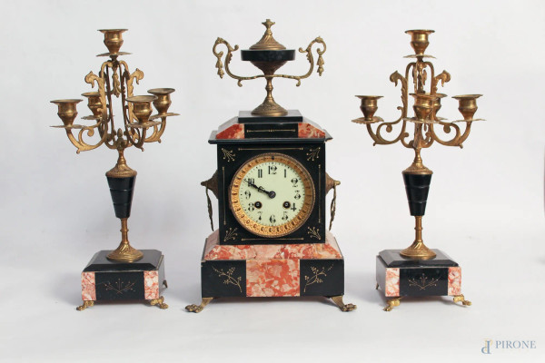 Trittico composto da un orologio e due candelabri in marmo nero del Belgio, finiture in metallo dorato, Francia, primi Novecento.