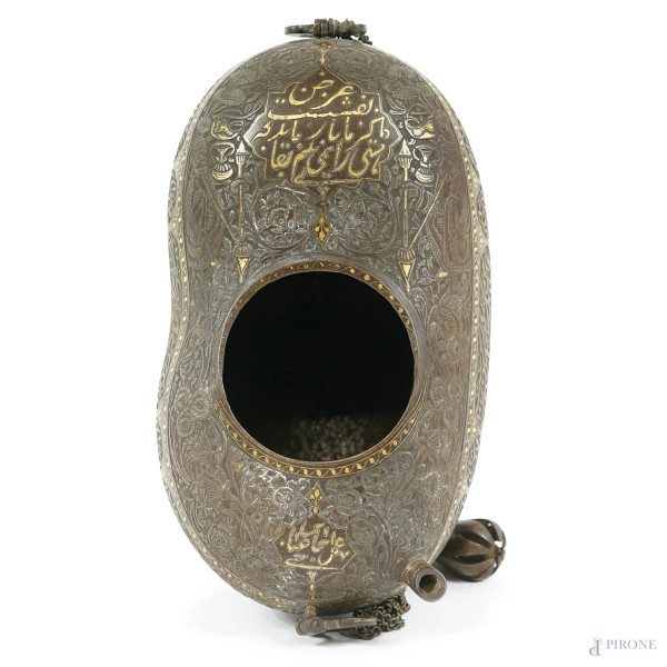 Kashkul in bronzo, finemente cesellato con decori a motivi floreali e a fasce calligrafiche, mani...