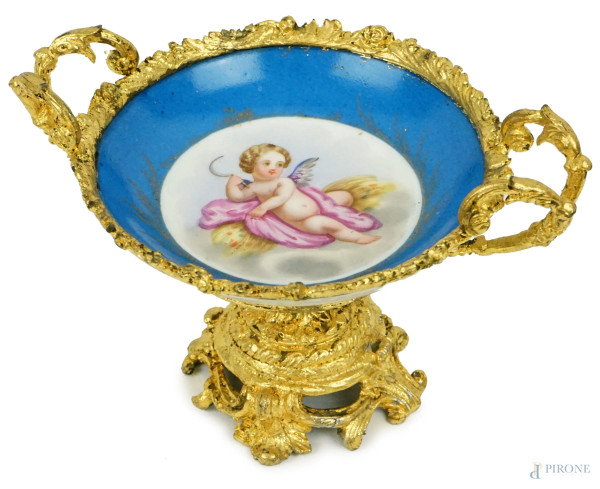 Alzatina in porcellana policroma e metallo dorato, Francia, XX secolo, coppa decorata con Allegoria dell'Estate, cm h 12,5