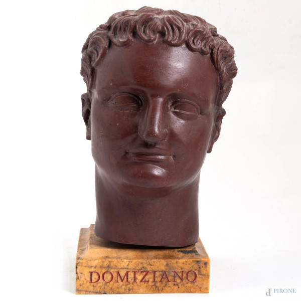 Testa di imperatore in marmo rosso su base in marmo, XX secolo, altezza cm 25, (segni di usura, scalfiture, difetti)