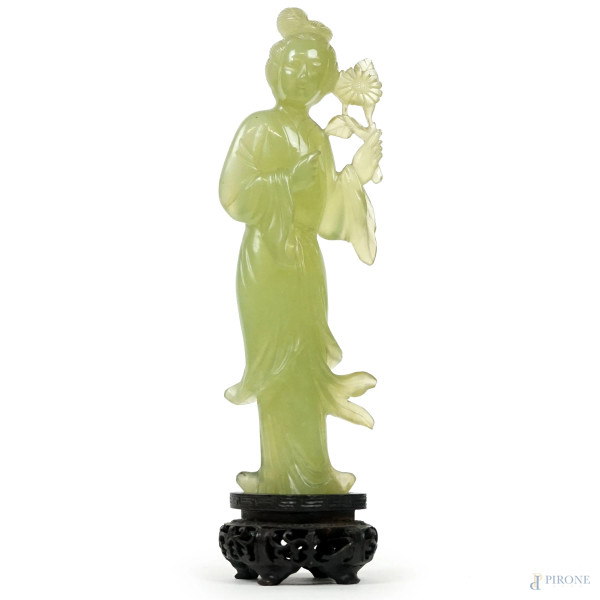 Guanyn, scultura in giada verde, arte orientale, XX secolo, cm h 18, base in legno, entro custodia, (lievi difetti)