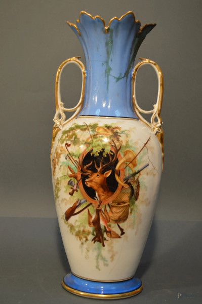 Vaso in porcellana bianca e blu a decoro policromo di cacciagione con finiture dorate, (difetti), h. 44 cm.