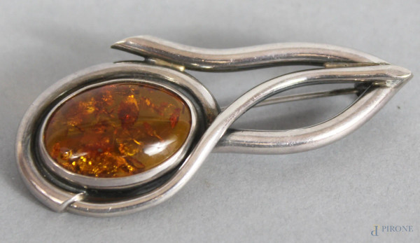Spilla in argento e ambra.