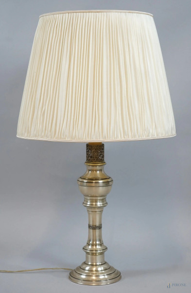 Lampada da tavolo in argento, particolari traforati, XX secolo, cm h  69, (segni del tempo).
