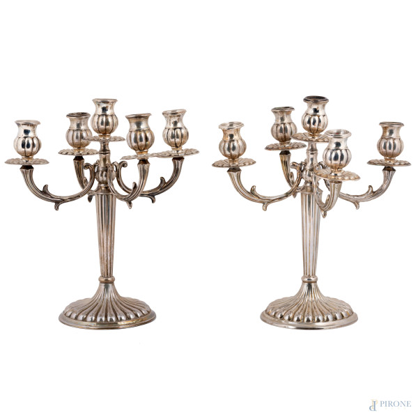 Coppia di candelabri a cinque luci in argento 800/000, XX secolo, altezza cm 30, peso lordo complessivo gr 1260 , (segni di usura, rotture)