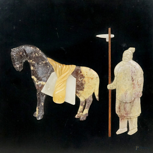 Pannello in legno laccato nero con decoro a bassorilievo raffigurante cavaliere e cavallo in materiali diversi, ingombro tot cm 38x38, arte orientale, (difetti).