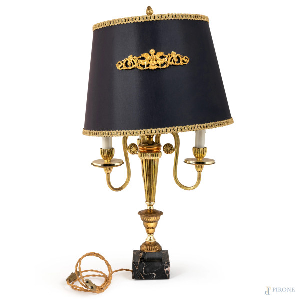Lampada da tavolo in metallo dorato con base in marmo con paralume nero e oro con inserti in metallo dorato, XX secolo, altezza cm 71, (segni di usura, difetti, da revisionare)