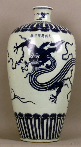 Vaso in porcellana bianco e blu a decoro di drago, Cina primi &#39;900, altezza 51 cm.