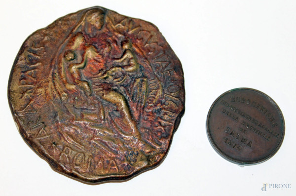 Lotto composto da due placche commemorative in bronzo.