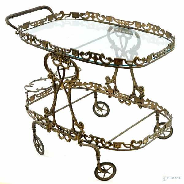 Carrello portavivande in metallo dorato, piano in vetro, poggiante su di rotelle, cm h 69x86x49,5, (difetti, mancante piano inferiore).