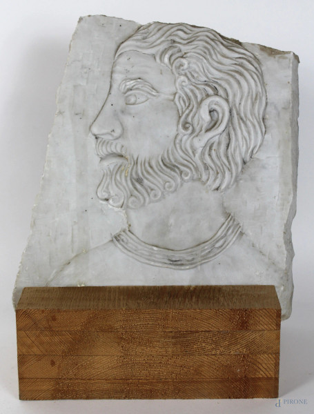 Bassorilievo in marmo raffigurante profilo d&#39;uomo, su base in legno, altezza cm. 28