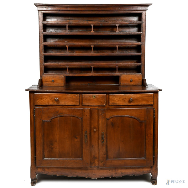 Credenza piattaia in legno con corpo inferiore a doppia anta sormontata da tre cassetti e corpo superiore a triplice scaffalatura, due cassetti e vano centrale, XVIII secolo, cm 210x155x65, (segni di usura, scalfiture, piccole rotture, fessurazioni, difetti, parti sostituite)