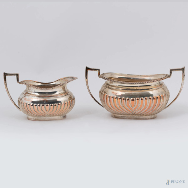 Lotto composto da una teiera, una zuccheriera e una lattiera in argento inglese, XIX secolo, alte...