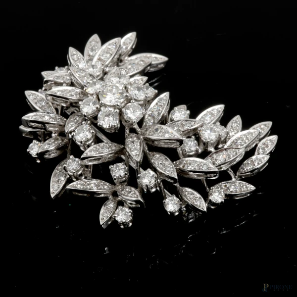 Spilla in oro bianco 18 kt con brillanti ct totali 4,29, cm 4,5x3,5, peso gr 18,1