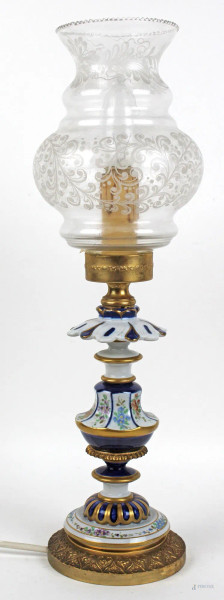 Lampada da tavolo in porcellana policroma Sevres, base e finiture in bronzo, altezza cm. 46, XX secolo.