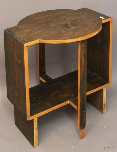 Basso tavolino di linea tonda in legno di linea decò, h. 68 cm
