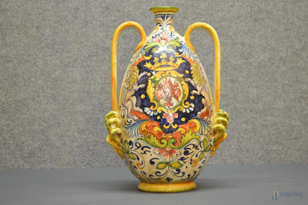 Vaso in ceramica a decoro policromo di stemma araldico con leoni, h. 36 cm, firmato