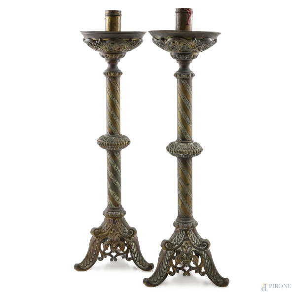 Coppia di candelabri in bronzo, XX secolo, altezza cm 45