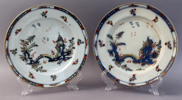 Coppia di piatti in porcellana dipinta raffigurante paesaggi orientali, manifattura coloniale XIX sec. diam.22cm.