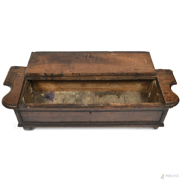 Panchetta in noce, XVIII-XIX, cm 37,5x113x33, (segni di usura, scalfiture, rotture, fori di tarlo...