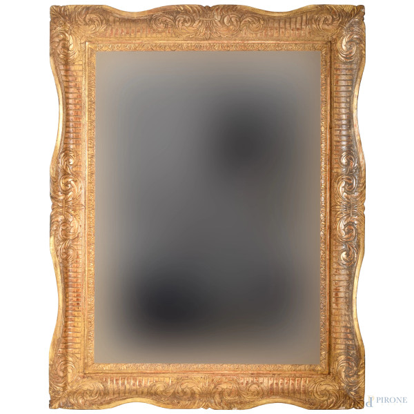 Specchiera a guantiera in legno dorato e intagliato, XIX secolo, cm 86x111, (cadute di dorature, mancanze, scalfiture)
