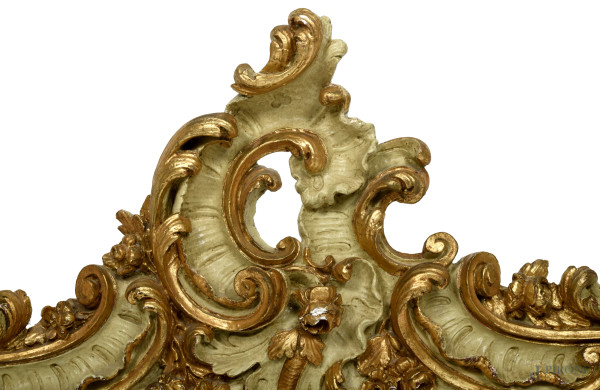 Fregio in legno laccato e dorato con volute vegetali e fiori, XIX-XX secolo, cm 60,5x187x15, (seg...