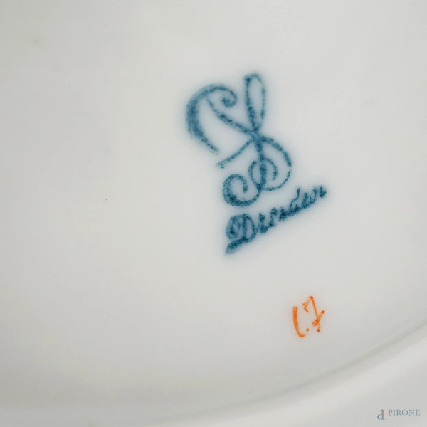 Lotto composto da un candelabro ed un cofanetto in porcellana policroma, manifatture diverse, XX ...