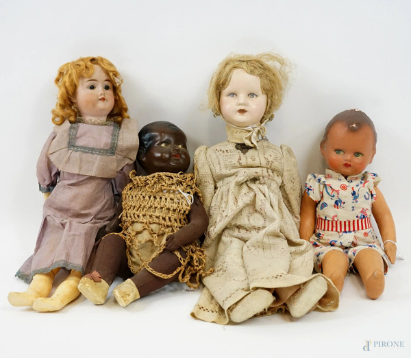 Lotto di quattro bambole d'epoca in materiali diversi, una marcata DEP sul retro, lunghezza max cm 58, vestiti ed applicazioni varie, XX secolo, (difetti).