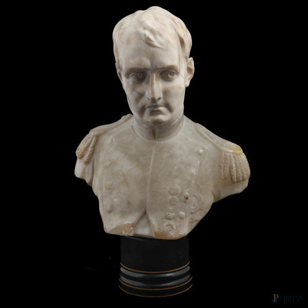 Il Giovane Napoleone, XX secolo, scultura in marmo e alabastro su base in legno, altezza cm 50, (restauri, rotture, scalfiture, difetti)