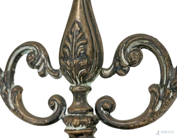 Coppia di candelabri a tre fiamme in argento con decori cesellati, Vercelli, metà XX secolo, alte...