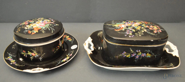 Lotto di due cofanetti completi di piattini in porcellana scura a decoro policromo floreale. (difetti).