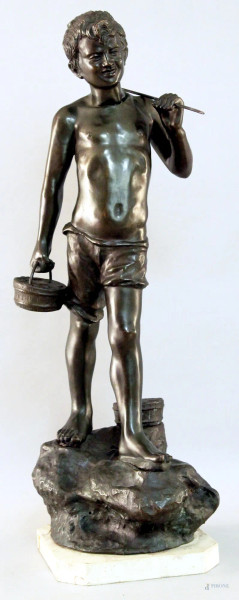 Scugnizzo con cesta, scultura in metallo brunito, h. 70 cm, base in marmo.